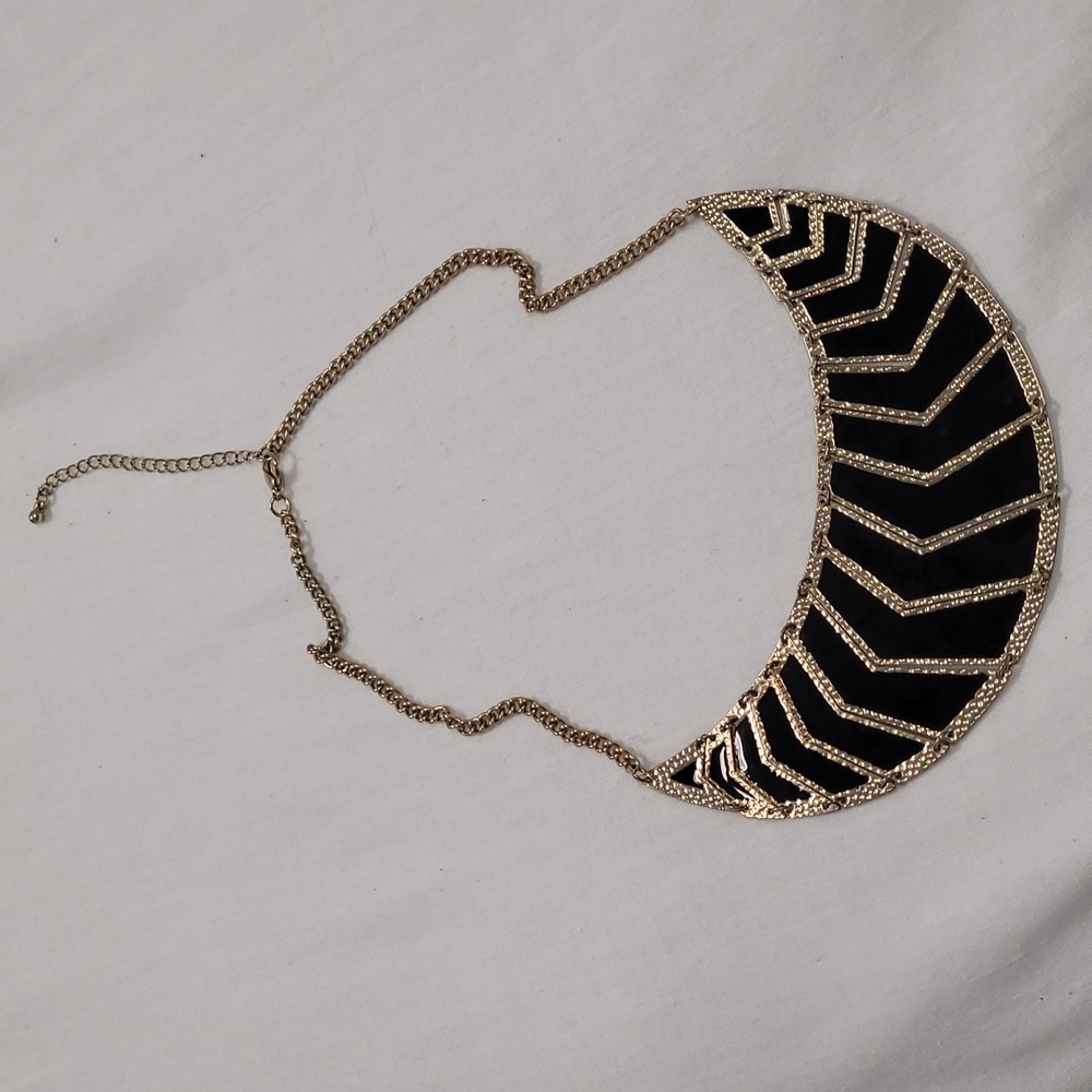 Black and gold coloured segmented necklace.